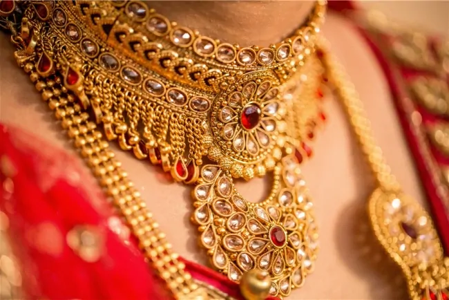 Gold’s lighting run rains on India’s wedding season, China offers discounts