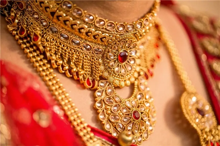 Gold’s lighting run rains on India’s wedding season, China offers discounts
